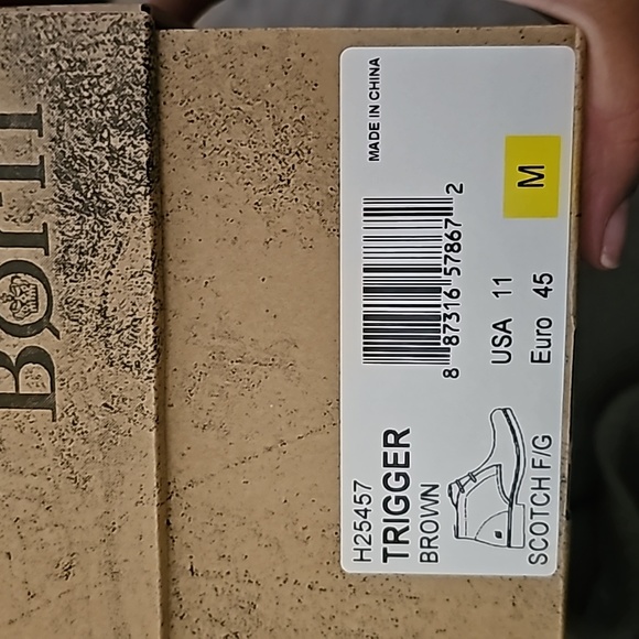 Mens boots Born is the brand size 11 Brown, brand new in original box.
